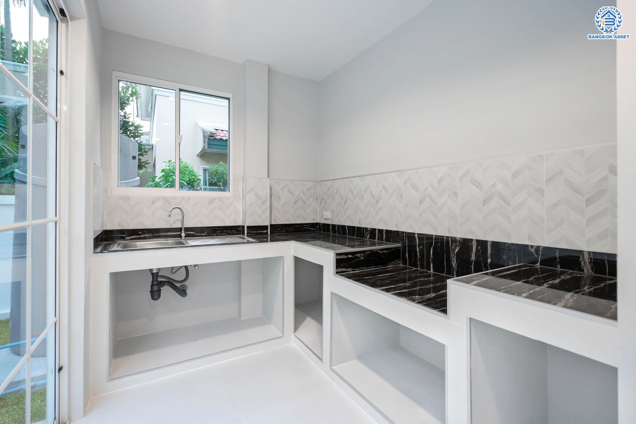 บ้านมือสองตกแต่งใหม่ แบรนด์ LH โครงการ มัณฑนา ราชพฤกษ์ หลังมุม เนื้อที่ 60.1 ตร.ว. ฟังก์ชัน 3 ห้องนอน 2 ห้องน้ำ จอดรถได้ 1 คัน พร้อมพื้นที่รอบบ้านกว้างขวาง Facilities ตอบโจทย์ทุกกิจกรรม! บนทำเลใกล้วงเวียนพระราม5 เซ็นทรัลเวสต์เกต และรถไฟฟ้า "สถานีบางรักน้อยท่าอิฐ"